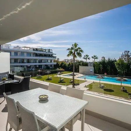 Appartement Close To Amenities 3 Bed/2 Bath In With Pool View! Estepona