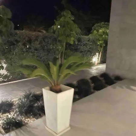 Close To Amenities 3 Bed/2 Bath In With Pool View! Appartement
