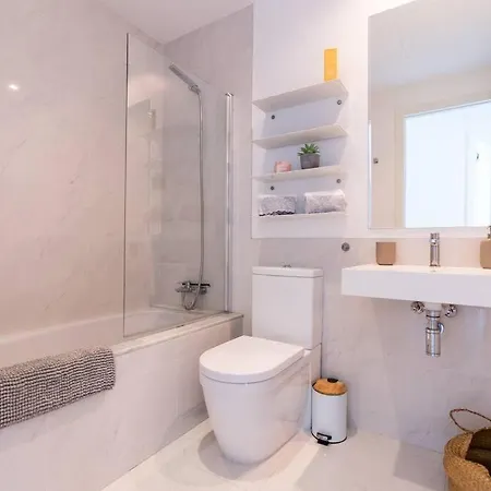 Close To Amenities 3 Bed/2 Bath In With Pool View! Estepona