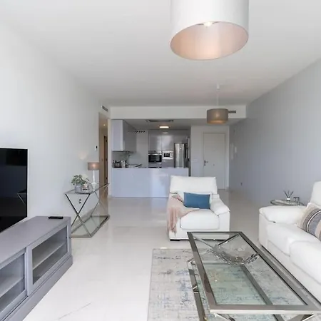 Close To Amenities 3 Bed/2 Bath In With Pool View! * Estepona