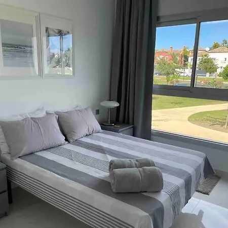 Close To Amenities 3 Bed/2 Bath In With Pool View! Appartement *