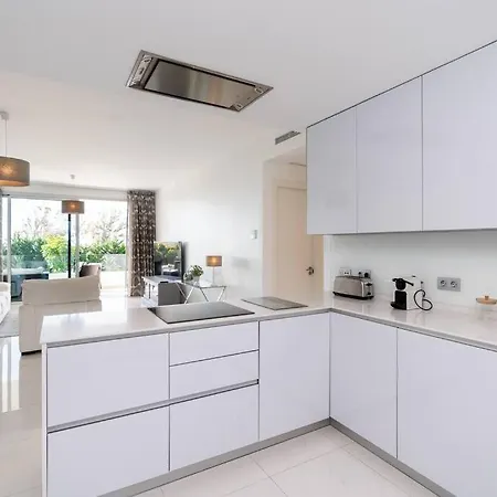 Close To Amenities 3 Bed/2 Bath In With Pool View! Appartement