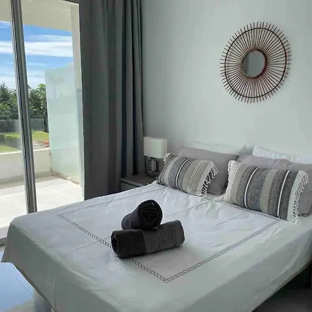 Close To Amenities 3 Bed/2 Bath In With Pool View! Appartement