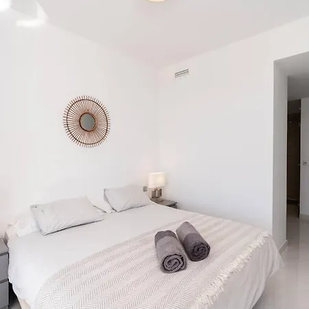 Appartement Close To Amenities 3 Bed/2 Bath In With Pool View!