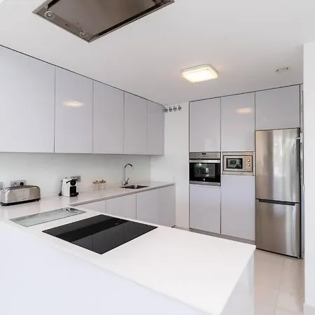 Apartment Close To Amenities 3 Bed/2 Bath In With Pool View! *