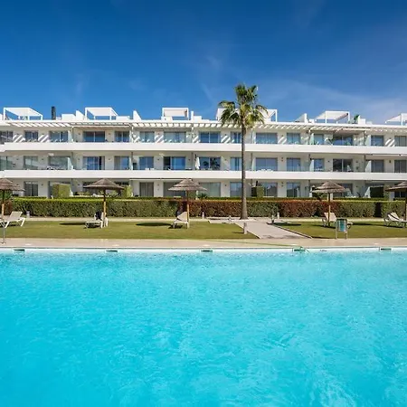 Apartment Close To Amenities 3 Bed/2 Bath In With Pool View! *