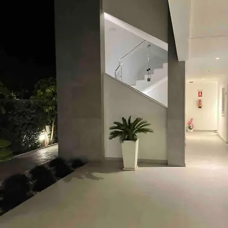 Close To Amenities 3 Bed/2 Bath In With Pool View! *