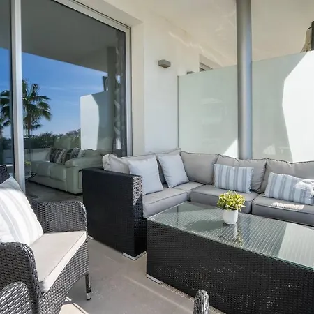 Apartment Close To Amenities 3 Bed/2 Bath In With Pool View! *